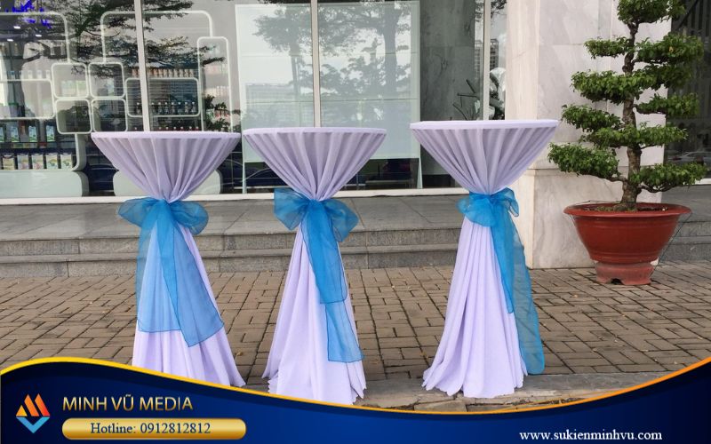 Mẫu bàn cocktail áo nơ xanh tại đơn vị giá từ 120.000-150.000VNĐ