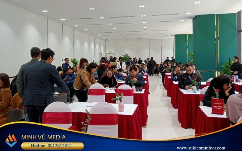 Hình ảnh bàn ghế tại sự kiện hội nghị nhà đất