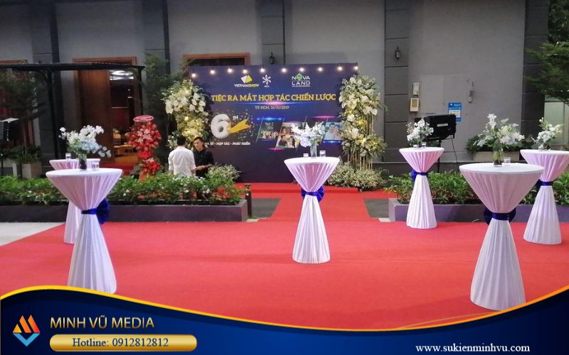 Bàn Cocktail 100.000đ – 150.000đ/chiếc/ngày