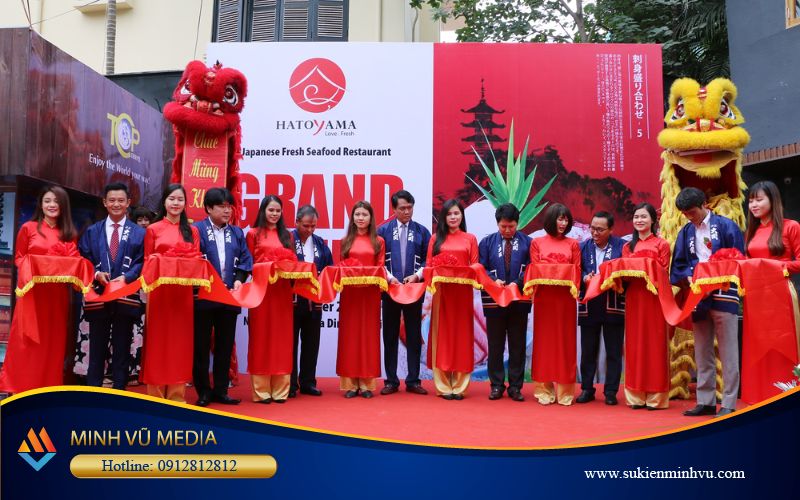 PG sự kiện mặc áo dài cho lễ khai trương