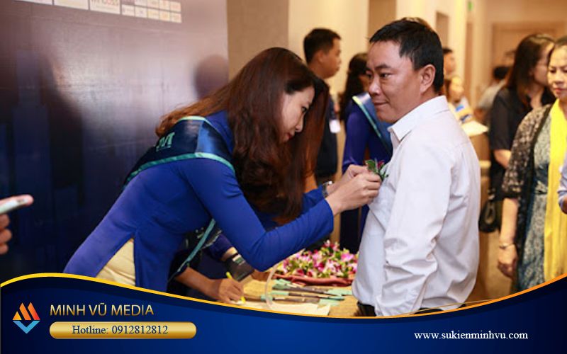 PG sự kiện mặc áo dài tiếp đón khách mời