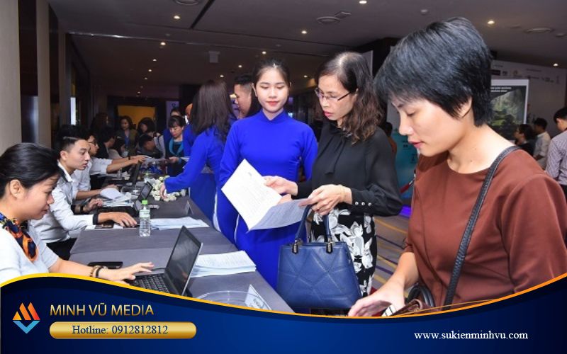 Tiếp đón khách mời cùng PG sự kiện xinh đẹp