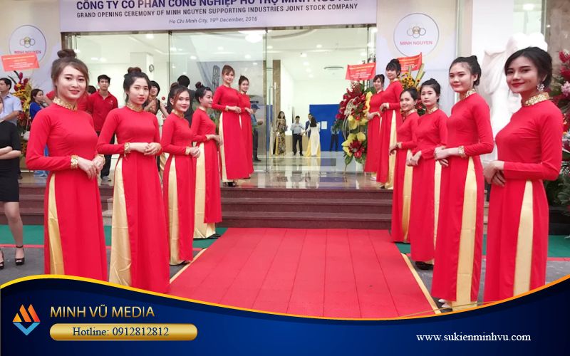PG sự kiện mặc áo dài đón khách mời