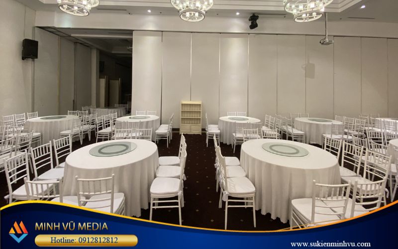 Mẫu bàn ghế Chiavari với giả thuê chỉ từ 50.000-80.000VNĐ/ cái