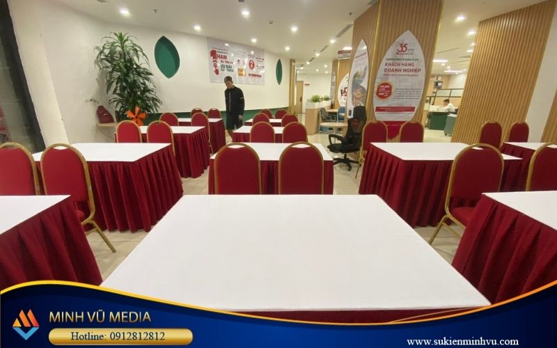 Mẫu bàn ghế banquet không áo tại đơn vị