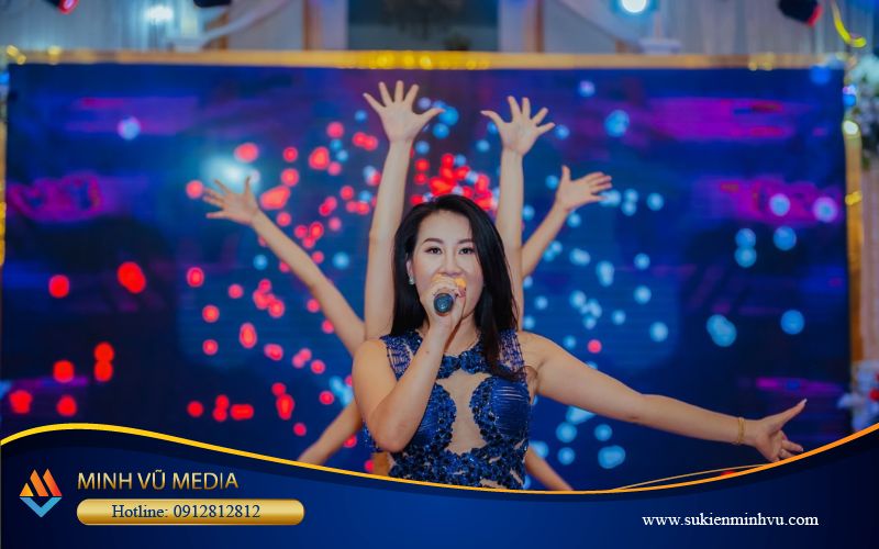 Ca sĩ nữ hát sự kiện với nhiều bài nhạc