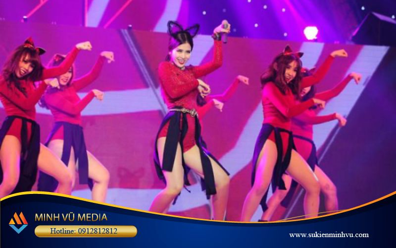 Ca sĩ hát sự kiện với vũ đạo đẹp mắt