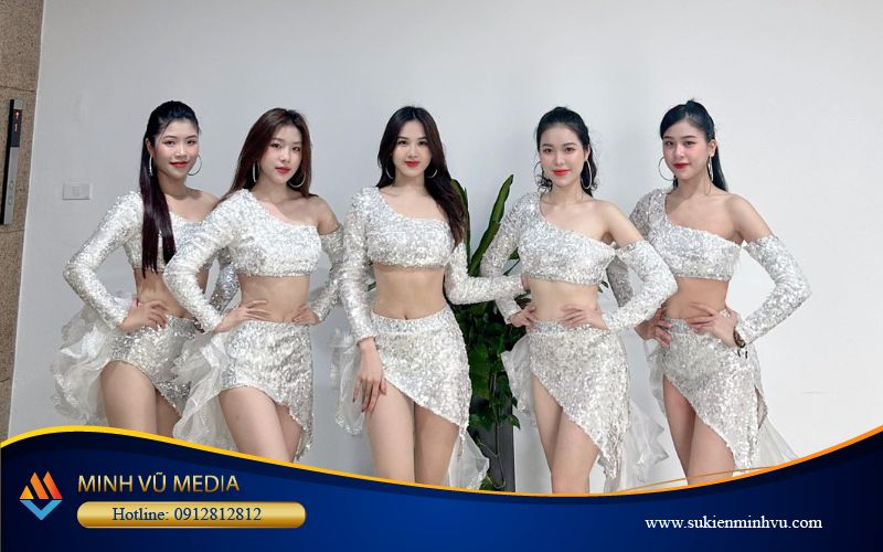 Nhóm nhảy biểu diễn cùng ca sĩ dáng chuẩn