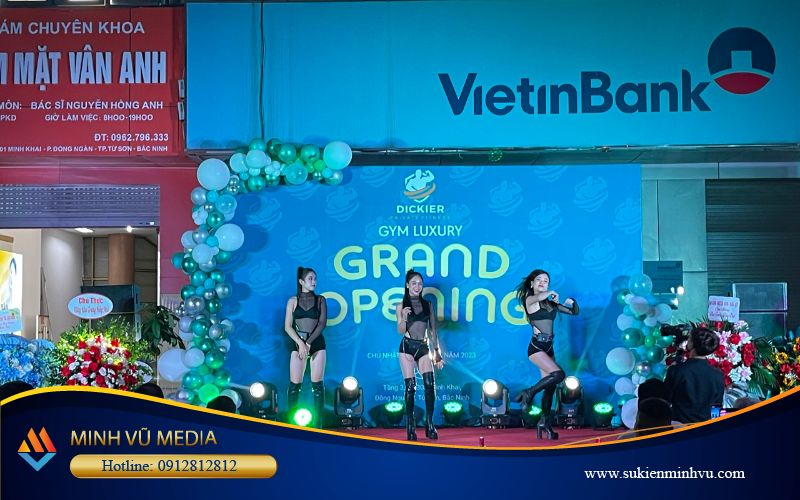 Nhóm 3 người nhảy chúc mừng khai trương