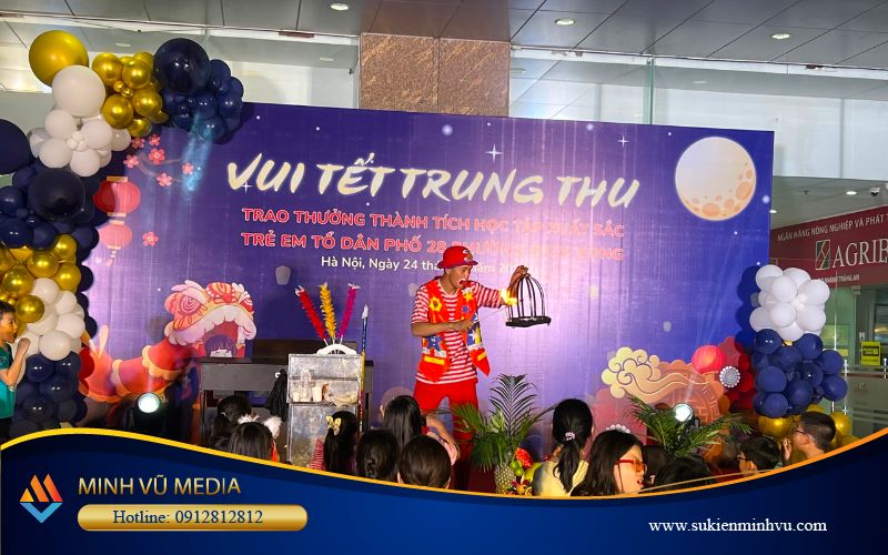 Chú hề biểu diễn tại sự kiện Vui tết trung thu