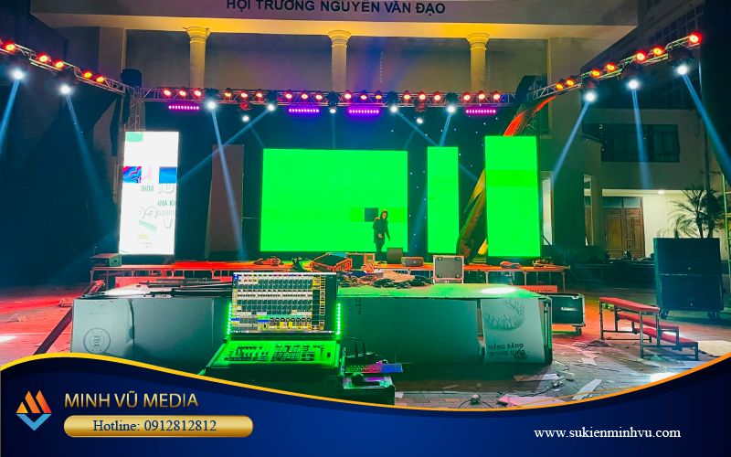 Kỹ thuật viên Sự Kiện Minh Vũ setup sân khấu sự kiện trọn gói