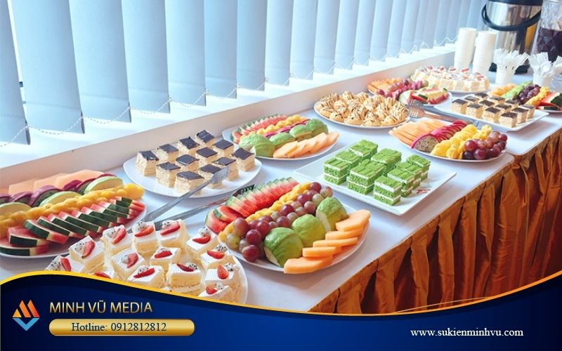 Chuẩn bị tiệc mời cho khách mời sự kiện